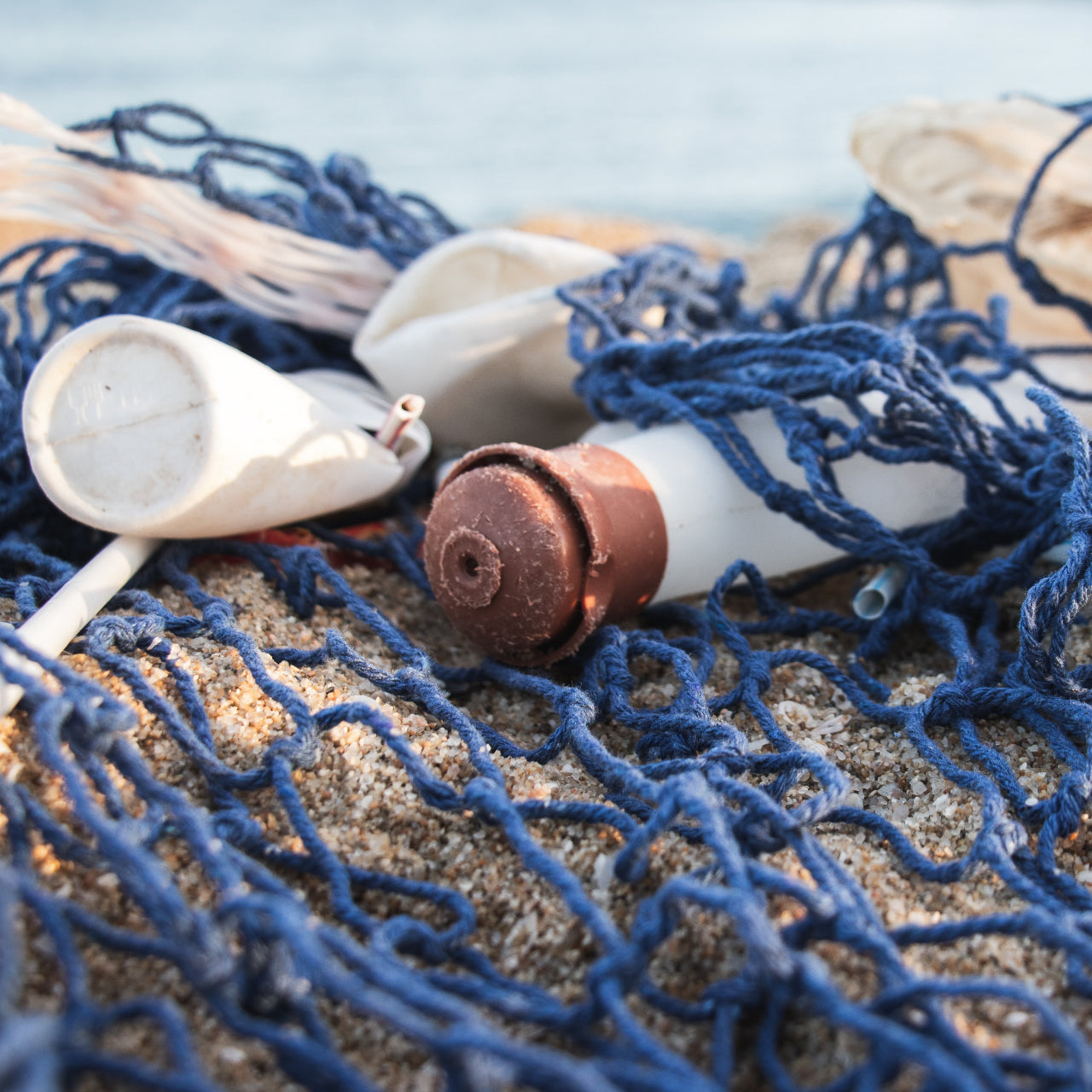 Plásticos en la playa